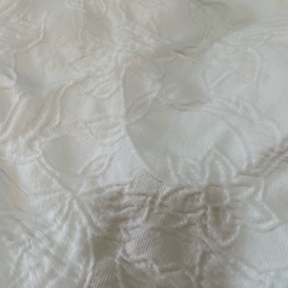 100% Ultra Soft Cotton Bedspread 120 x 120 in. Raw Ruffled Hem - Picture 6 of 10